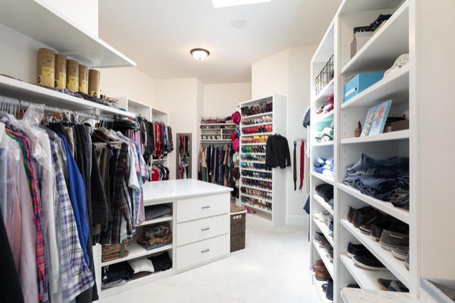 Modelo de armario vestidor unisex tradicional renovado grande con armarios abiertos, puertas de armario blancas, moqueta y suelo blanco