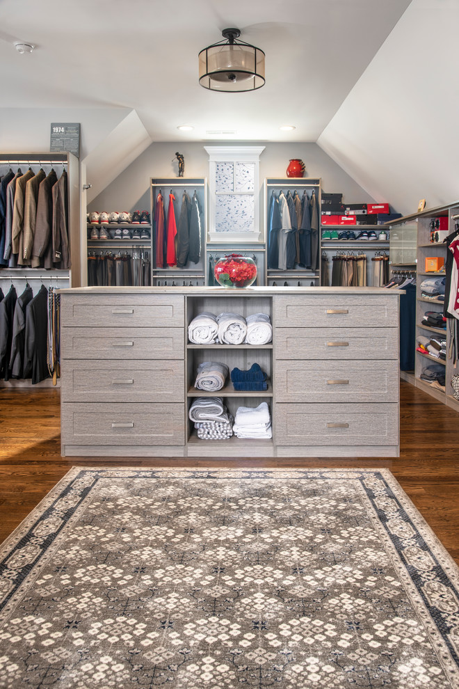 Foto de armario vestidor unisex tradicional renovado grande con armarios estilo shaker, puertas de armario grises, suelo de madera en tonos medios y suelo marrón
