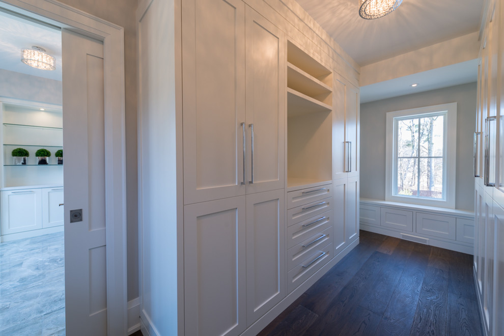 トロントにある高級な中くらいなトランジショナルスタイルのおしゃれなフィッティングルーム (フラットパネル扉のキャビネット、白いキャビネット) の写真
