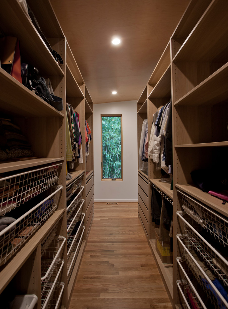 Inredning av ett retro stort walk-in-closet för könsneutrala, med öppna hyllor, skåp i ljust trä, ljust trägolv och brunt golv