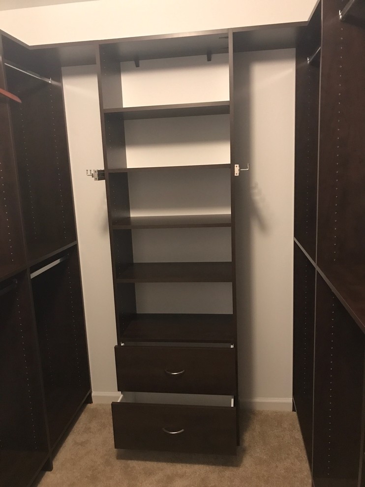 Diseño de armario vestidor unisex contemporáneo de tamaño medio con armarios con paneles lisos, puertas de armario de madera en tonos medios, moqueta y suelo beige