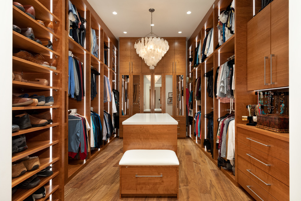 Imagen de armario vestidor unisex contemporáneo extra grande con armarios con paneles lisos, puertas de armario de madera oscura, suelo marrón y suelo de madera en tonos medios