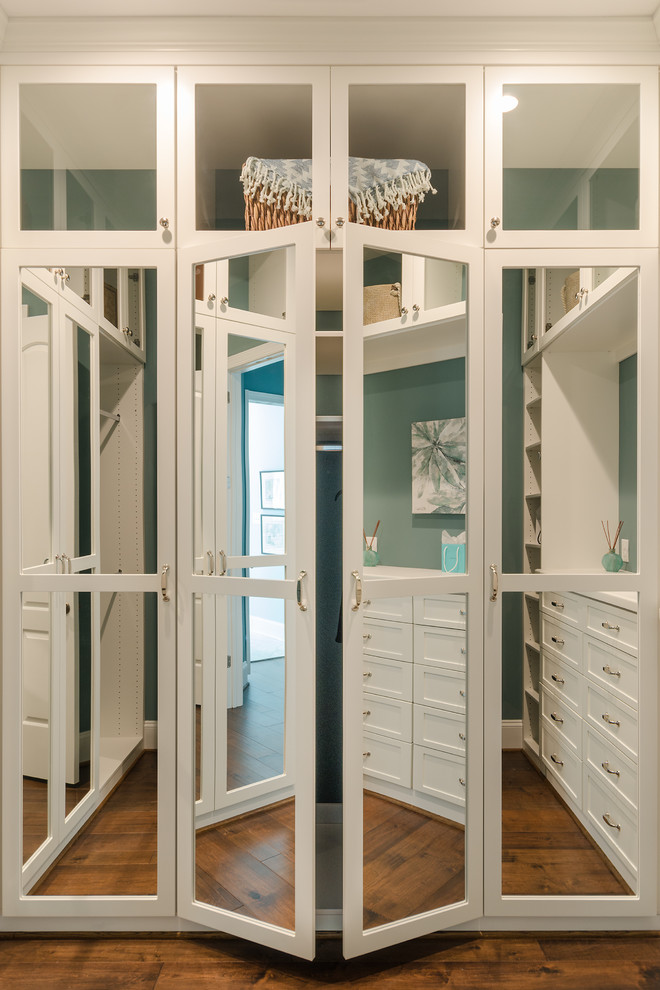 Пример оригинального дизайна: гардеробная комната среднего размера в стиле неоклассика (современная классика) с фасадами в стиле шейкер и белыми фасадами для женщин