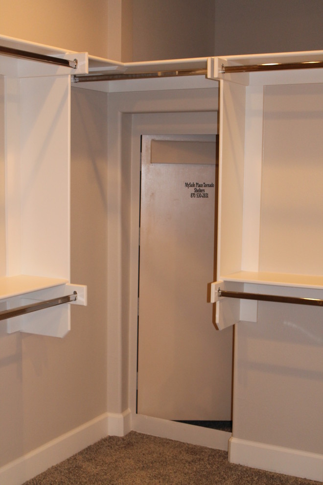 Modelo de armario vestidor unisex de estilo americano grande con puertas de armario blancas y moqueta