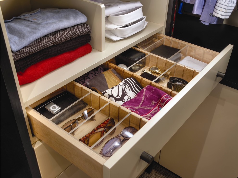 Ejemplo de armario vestidor unisex contemporáneo grande con armarios con paneles lisos, puertas de armario blancas, moqueta y suelo beige