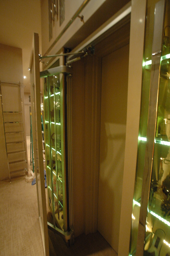 Modelo de armario vestidor de mujer clásico renovado grande con armarios con paneles lisos, puertas de armario beige y moqueta