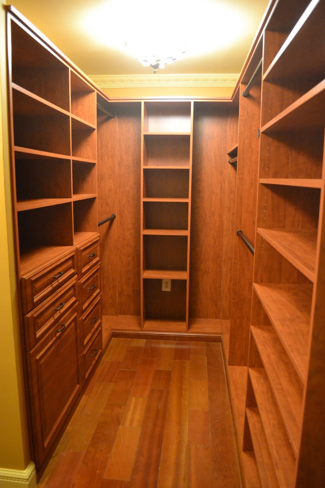 Idee per una cabina armadio per uomo classica di medie dimensioni con ante in legno scuro e pavimento in legno massello medio