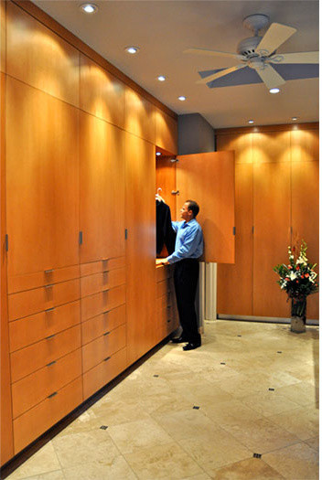 Imagen de vestidor unisex contemporáneo grande con armarios con paneles lisos, puertas de armario de madera clara, suelo de baldosas de porcelana y suelo beige