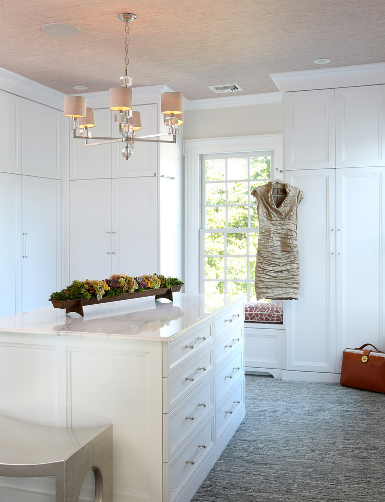 Foto de vestidor unisex clásico grande con puertas de armario blancas, moqueta y suelo gris