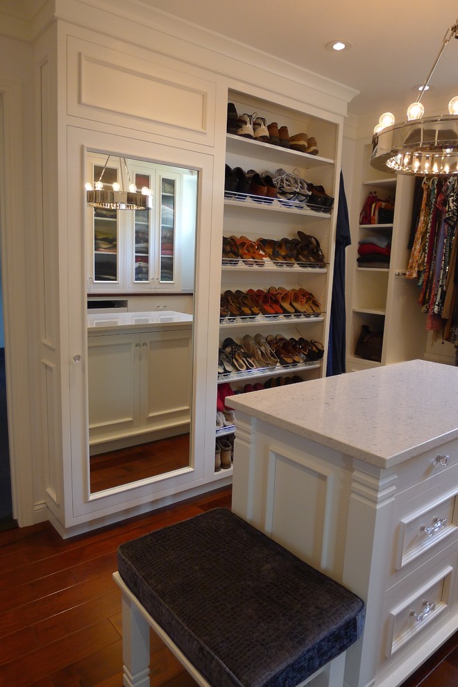 Foto de vestidor unisex clásico renovado de tamaño medio con puertas de armario blancas, armarios con paneles empotrados y suelo de madera oscura