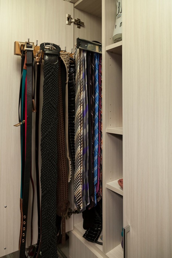 Imagen de armario vestidor unisex clásico de tamaño medio con armarios estilo shaker, puertas de armario de madera oscura y moqueta