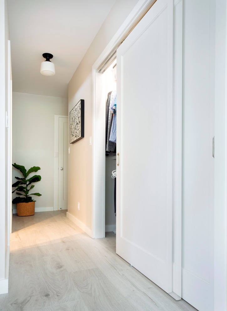 Esempio di un armadio o armadio a muro unisex design di medie dimensioni con pavimento in vinile e pavimento beige