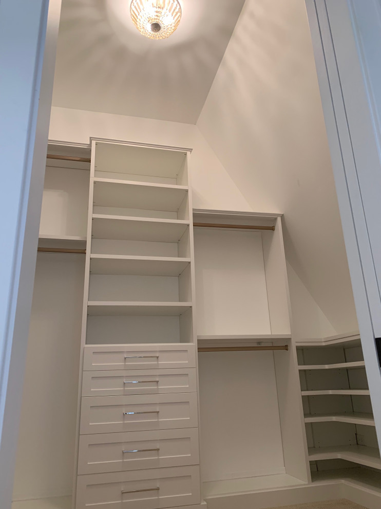 Idéer för att renovera ett mellanstort vintage walk-in-closet, med skåp i shakerstil, vita skåp, heltäckningsmatta och grått golv