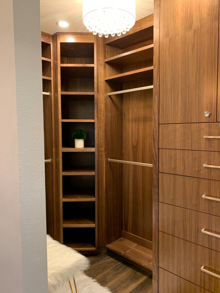 Стильный дизайн: гардеробная комната среднего размера в стиле кантри - последний тренд