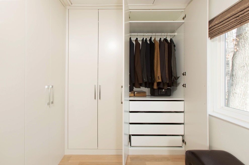 Foto de vestidor unisex contemporáneo grande con armarios con paneles lisos, puertas de armario grises y suelo de madera clara