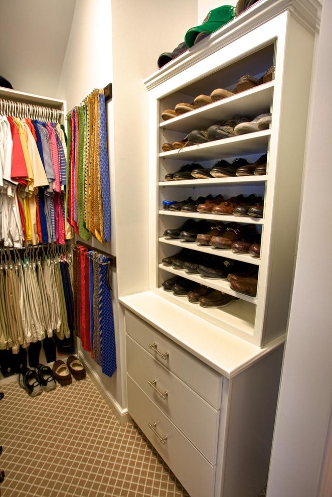 Ejemplo de armario vestidor de hombre clásico con armarios con paneles lisos, puertas de armario blancas y moqueta