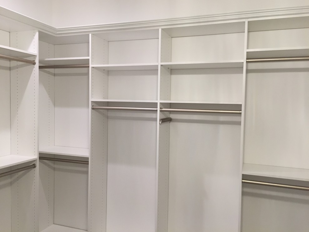 Imagen de armario vestidor unisex clásico grande con armarios con paneles con relieve, puertas de armario blancas y moqueta