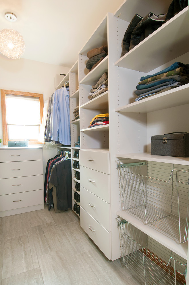 Modelo de armario vestidor unisex minimalista pequeño con armarios con paneles lisos, puertas de armario blancas y suelo de baldosas de cerámica