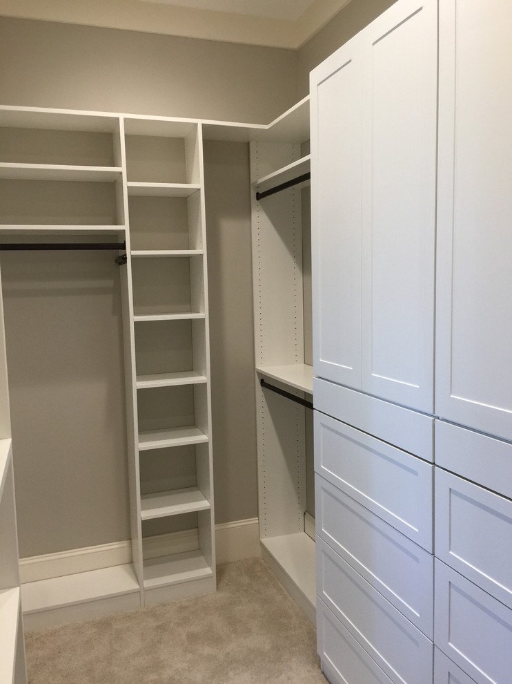 Inredning av ett klassiskt mellanstort walk-in-closet för könsneutrala, med skåp i shakerstil, vita skåp, heltäckningsmatta och grått golv