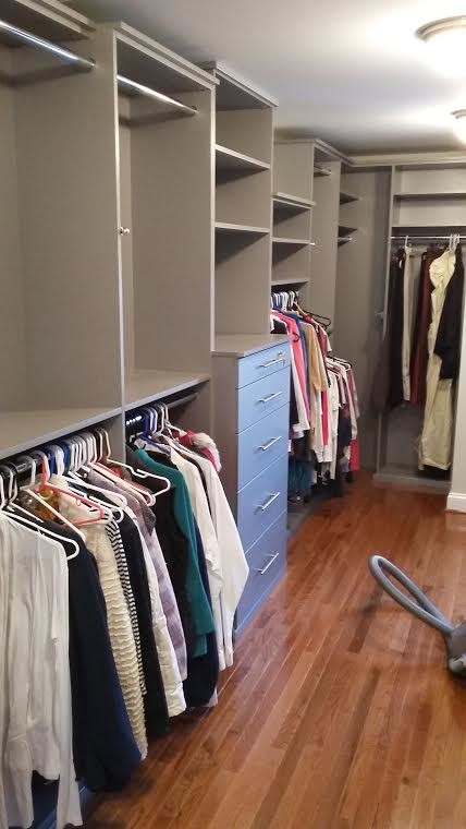 Diseño de armario vestidor unisex actual de tamaño medio con armarios con paneles lisos