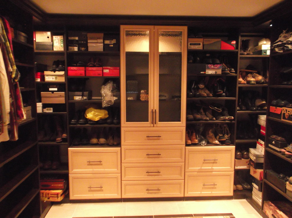This is an example of a contemporary wardrobe in Columbus.