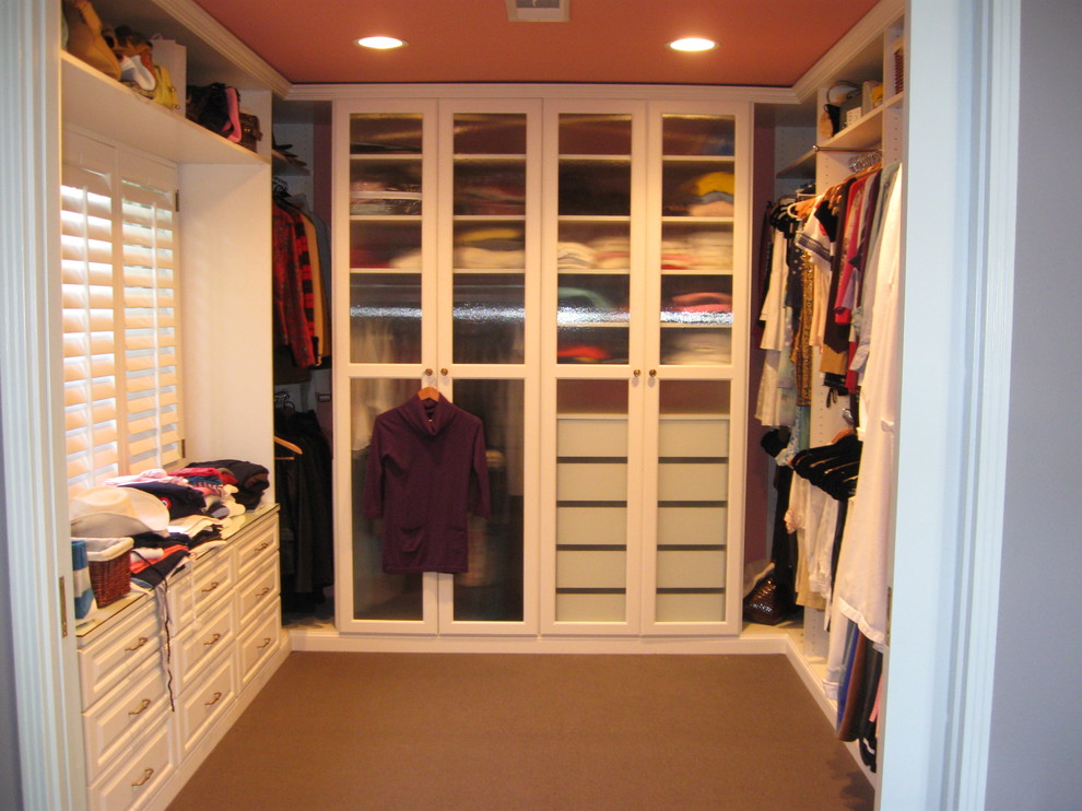 Inspiration för mellanstora klassiska walk-in-closets för könsneutrala, med luckor med glaspanel, vita skåp och heltäckningsmatta