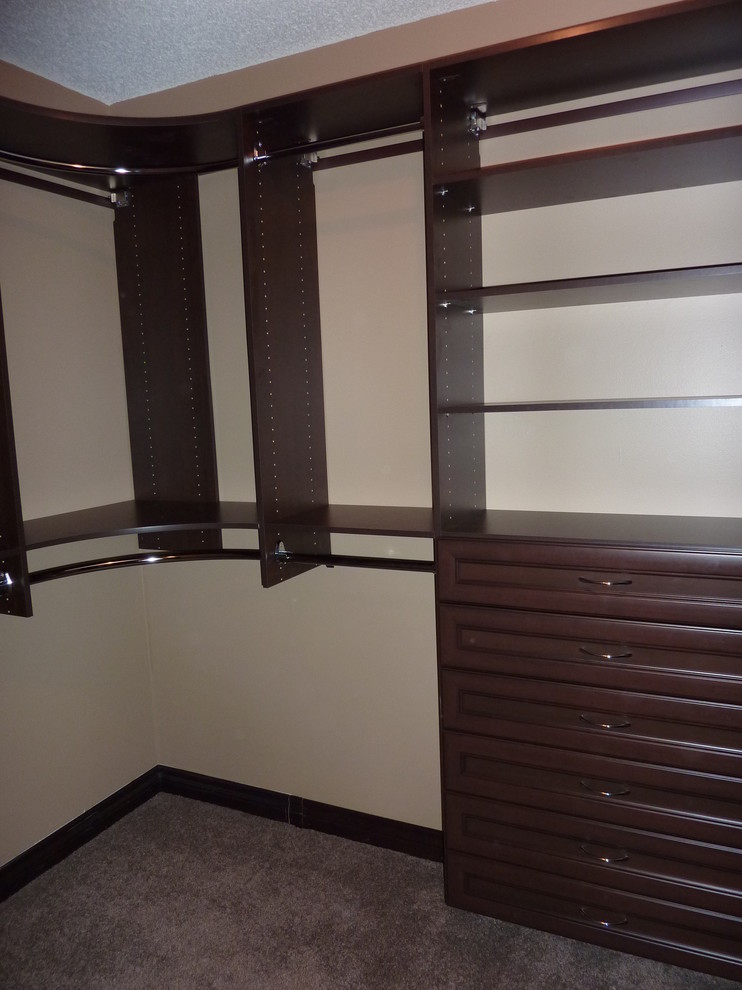 Master Walkin with round corner hanging and 6drawer tower