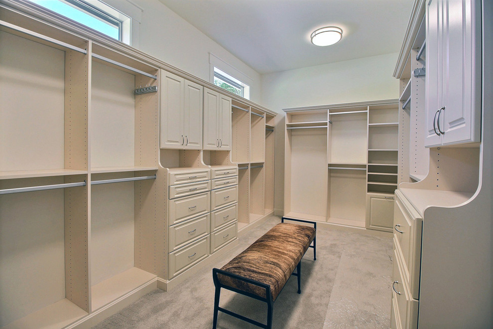 Foto de armario vestidor unisex clásico renovado extra grande con armarios con paneles con relieve, puertas de armario beige, moqueta y suelo beige