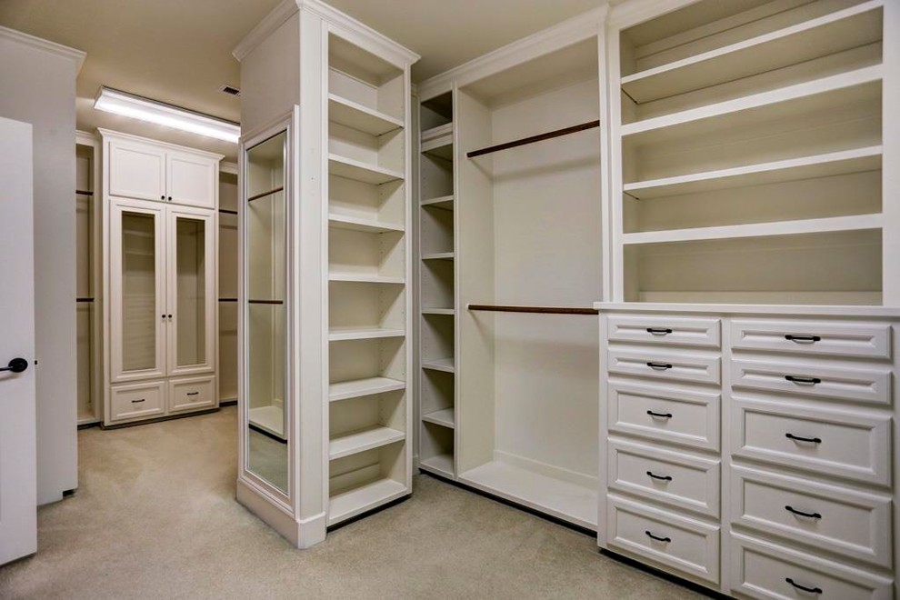 Diseño de armario vestidor mediterráneo grande con armarios con paneles empotrados, puertas de armario blancas, moqueta y suelo gris