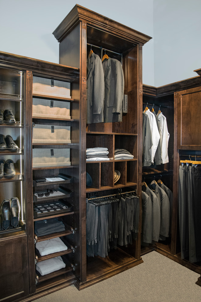 Foto de armario vestidor de hombre clásico grande con armarios estilo shaker, puertas de armario de madera en tonos medios, moqueta y suelo beige