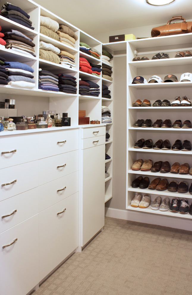 Foto de armario vestidor de hombre contemporáneo pequeño con armarios con paneles lisos, puertas de armario blancas y moqueta