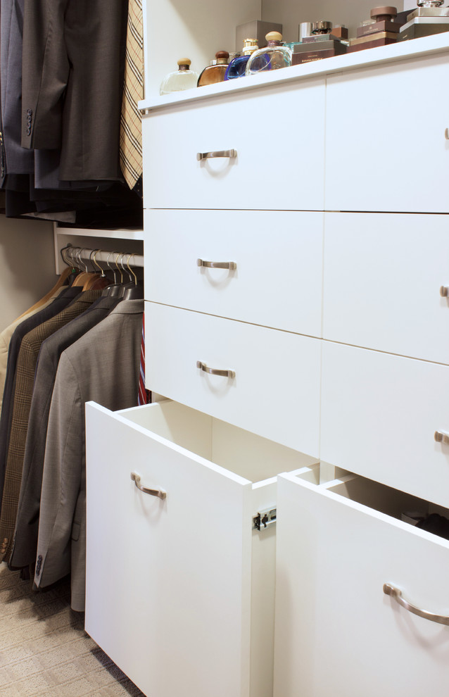 Diseño de armario vestidor de hombre contemporáneo pequeño con armarios con paneles lisos, puertas de armario blancas y moqueta