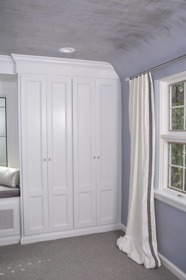 Пример оригинального дизайна: большая гардеробная комната в стиле неоклассика (современная классика) с фасадами с выступающей филенкой, белыми фасадами и ковровым покрытием для женщин