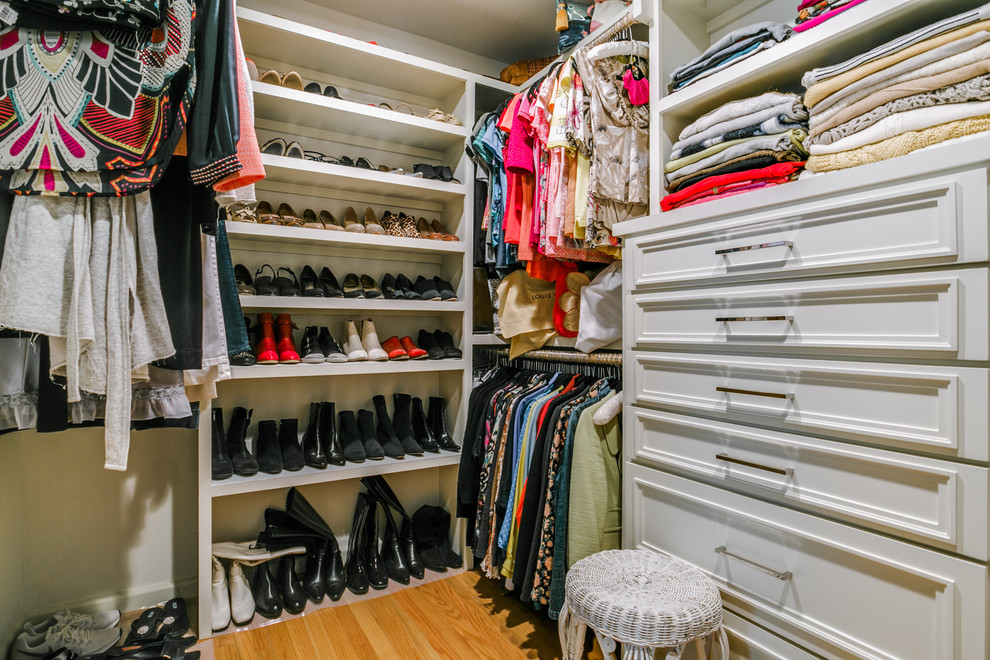 Idéer för ett mellanstort klassiskt walk-in-closet för kvinnor, med skåp i shakerstil, vita skåp och ljust trägolv