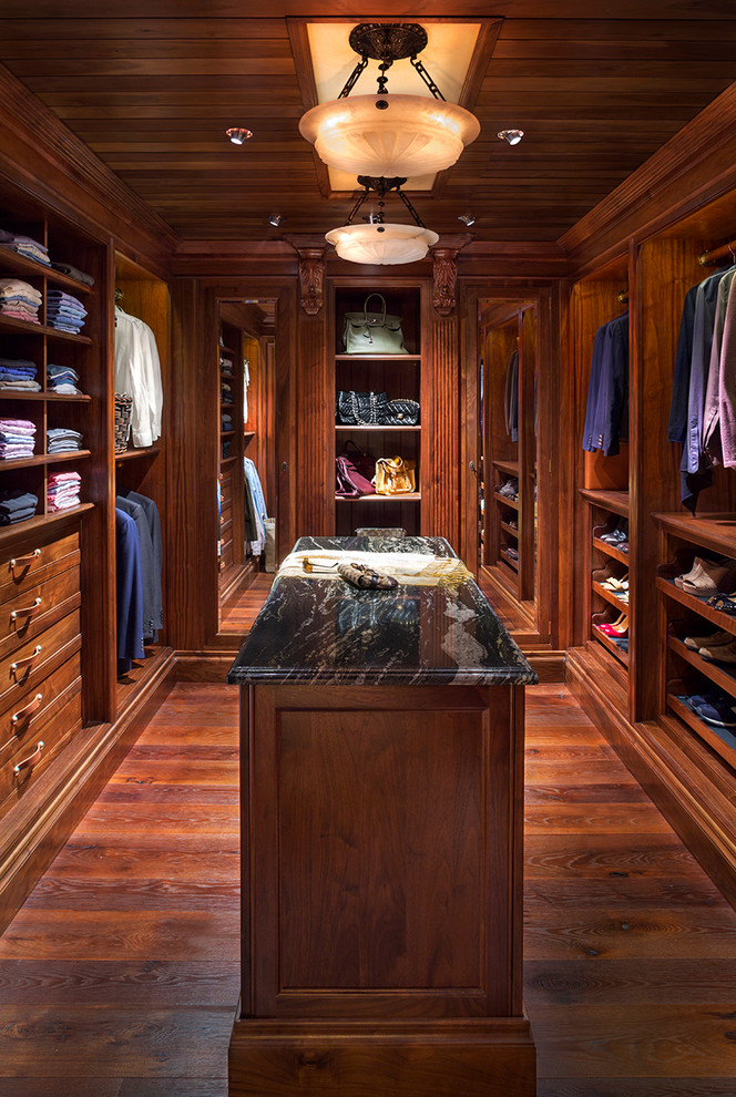 Bild på ett vintage walk-in-closet, med mellanmörkt trägolv