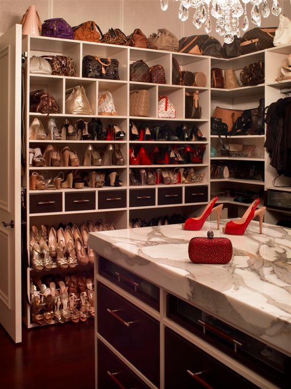 Idéer för mycket stora funkis walk-in-closets för kvinnor, med släta luckor