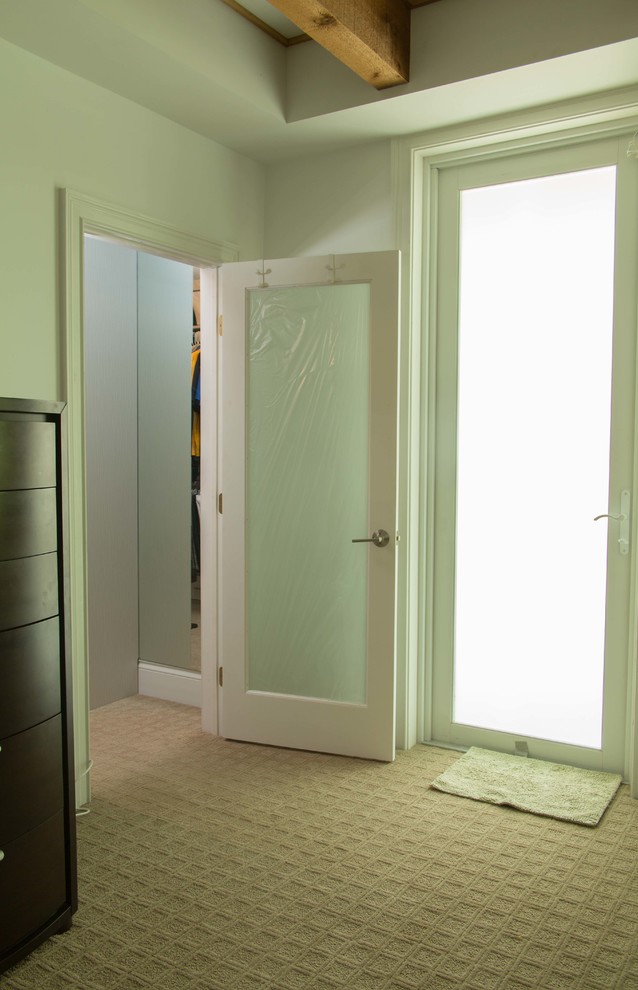 Imagen de armario vestidor unisex contemporáneo de tamaño medio con armarios con paneles lisos, puertas de armario blancas y moqueta