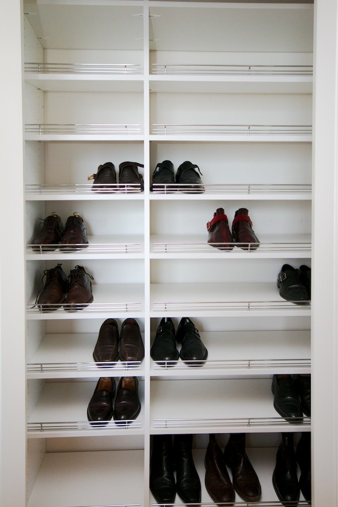 This is an example of a modern wardrobe in Toronto.