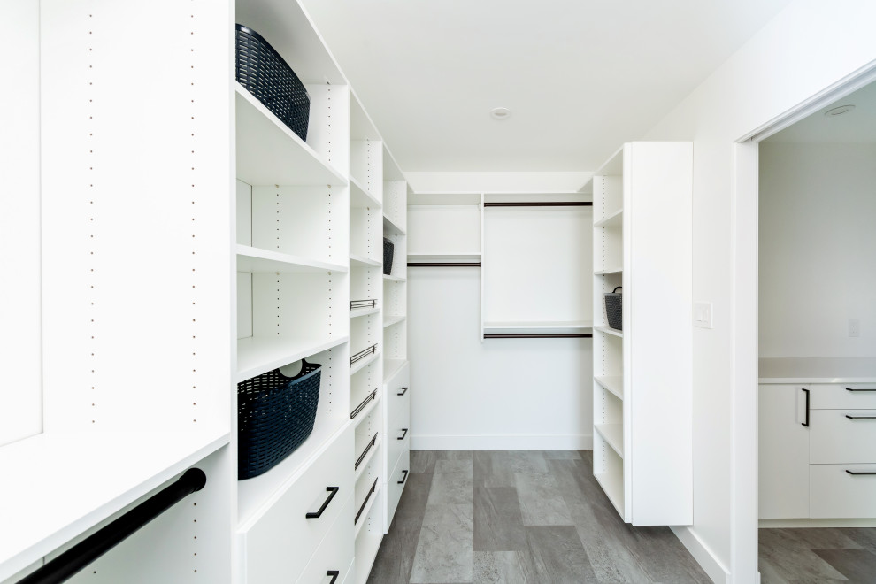Ispirazione per una grande cabina armadio unisex minimalista con ante lisce, ante bianche, pavimento in vinile e pavimento grigio