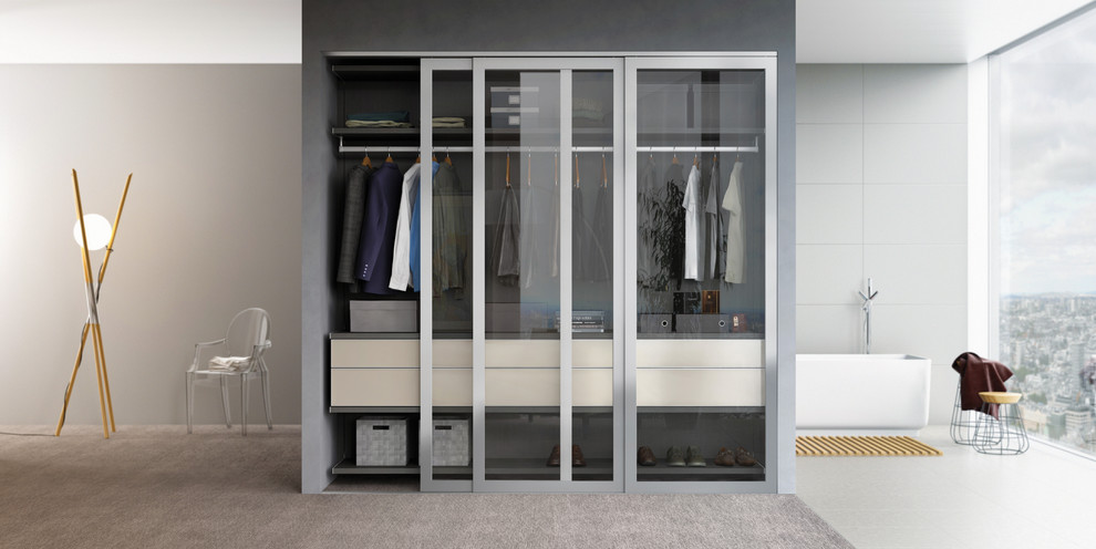 Diseño de armario de hombre moderno de tamaño medio con armarios con paneles lisos, puertas de armario blancas y moqueta