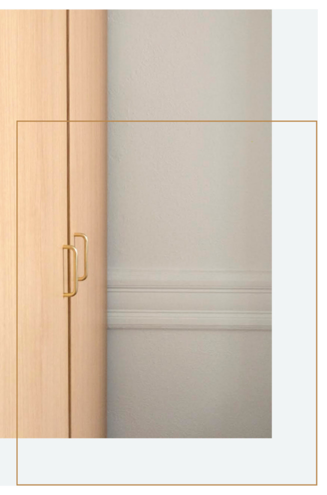 Immagine di un piccolo armadio o armadio a muro unisex moderno con ante lisce e ante in legno chiaro