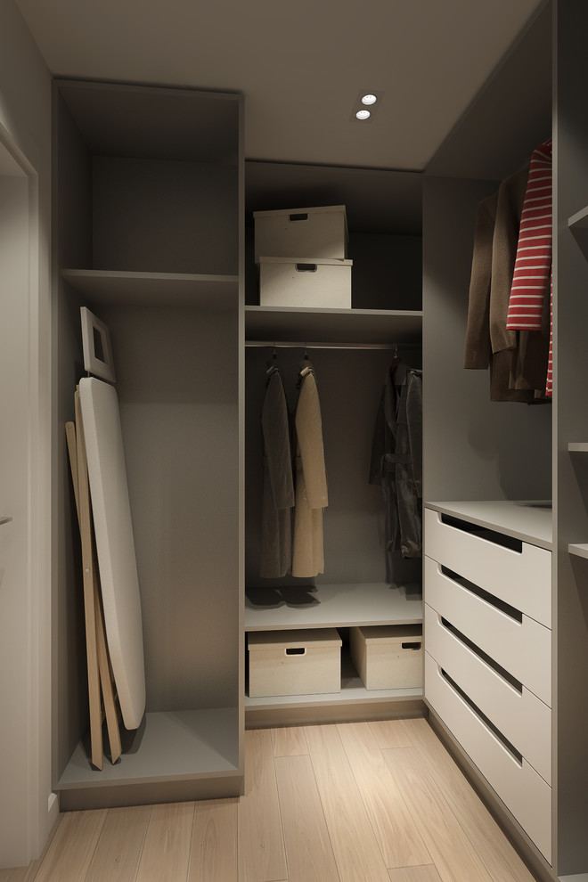 Ejemplo de armario y vestidor contemporáneo pequeño con puertas de armario blancas y suelo de madera clara