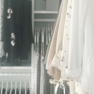 Imagen de vestidor de mujer tradicional renovado de tamaño medio con armarios con paneles con relieve y puertas de armario blancas