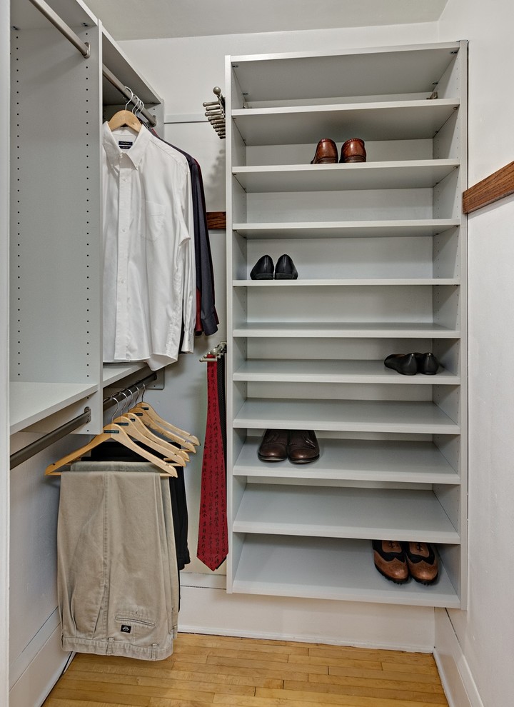 Ejemplo de armario y vestidor contemporáneo con suelo de madera en tonos medios