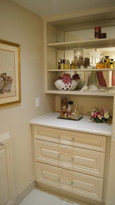 Imagen de armario vestidor de mujer clásico pequeño con armarios con paneles con relieve, puertas de armario blancas y suelo de baldosas de cerámica