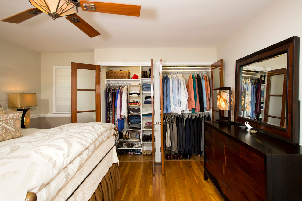 Diseño de armario unisex de estilo americano pequeño con suelo de madera en tonos medios