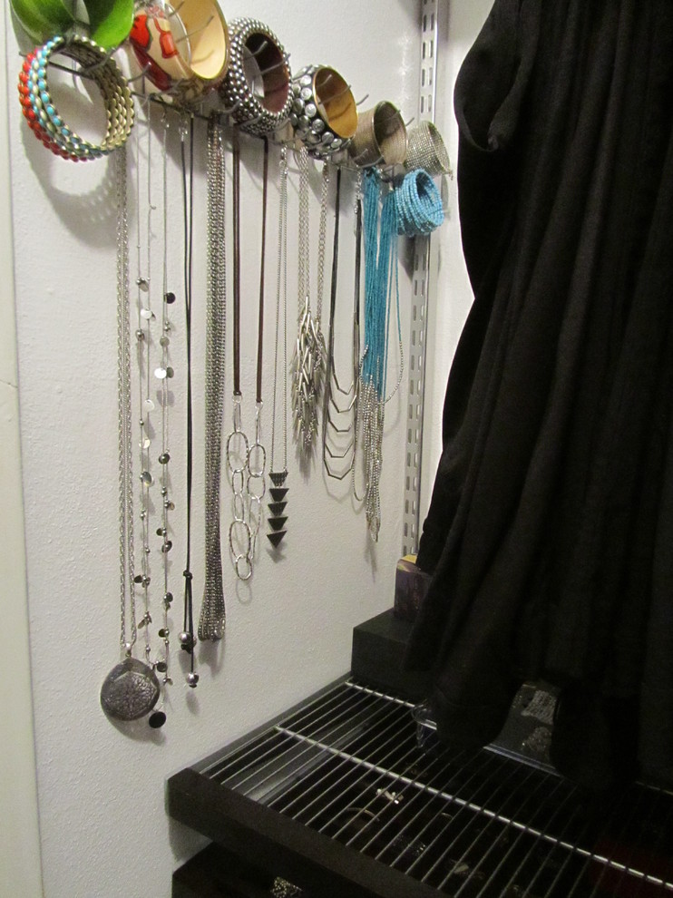 This is an example of a contemporary wardrobe in Dallas.