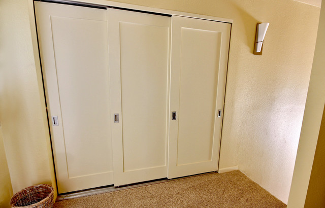Mk A202 Master Traditional Wardrobe, 3 Door Sliding Closet Doors