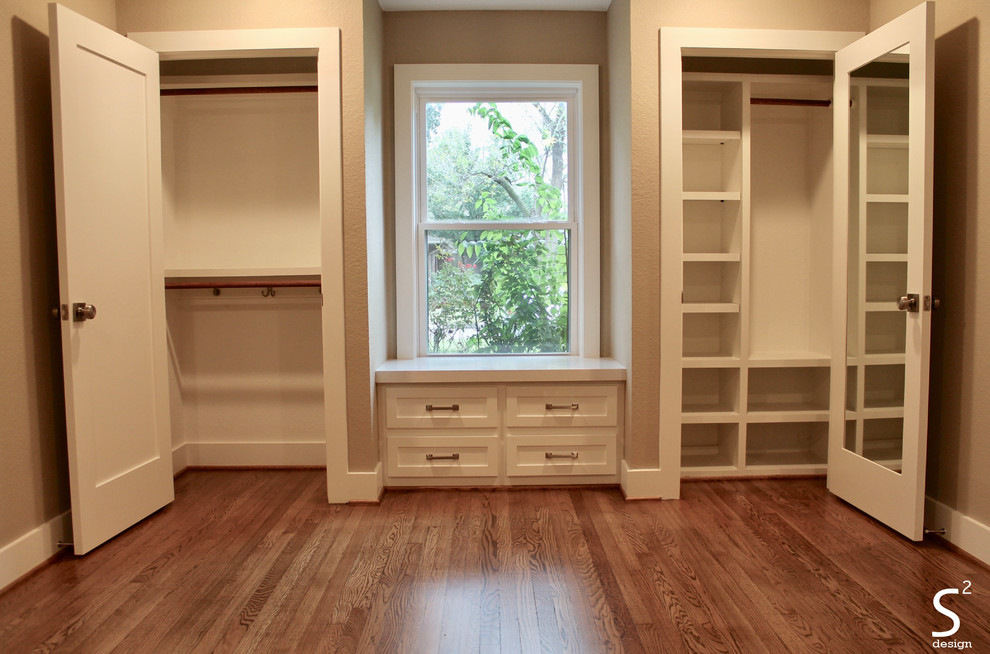 Cette photo montre un placard dressing rétro de taille moyenne et neutre avec un placard à porte shaker, des portes de placard blanches, un sol en bois brun et un sol marron.