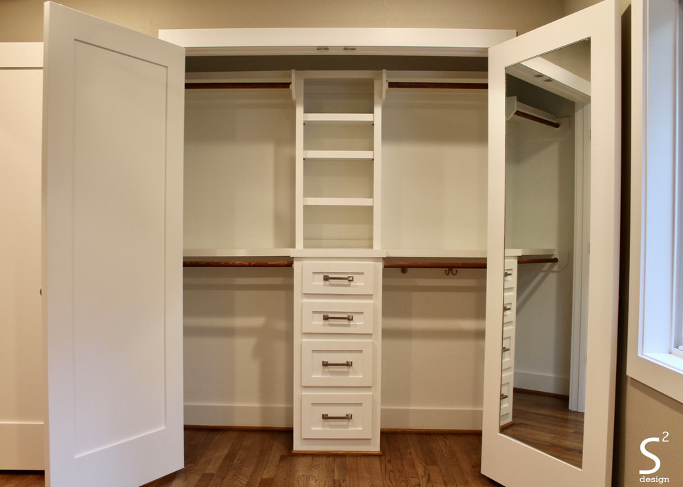 Ejemplo de armario unisex retro de tamaño medio con armarios estilo shaker, puertas de armario blancas, suelo de madera en tonos medios y suelo marrón